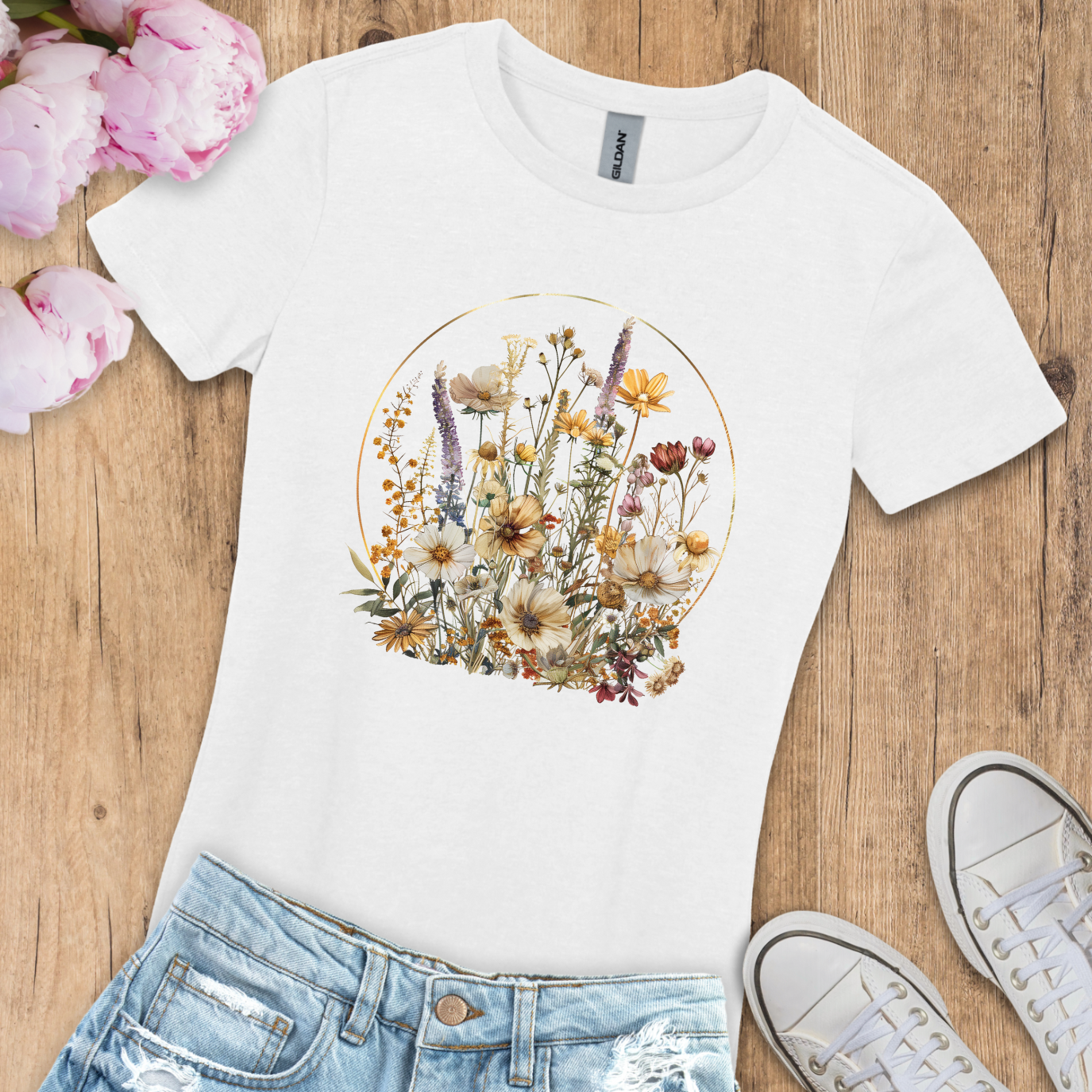 T-shirt blanc Cercle doré entourant des fleurs sauvage dans un style cottagecore